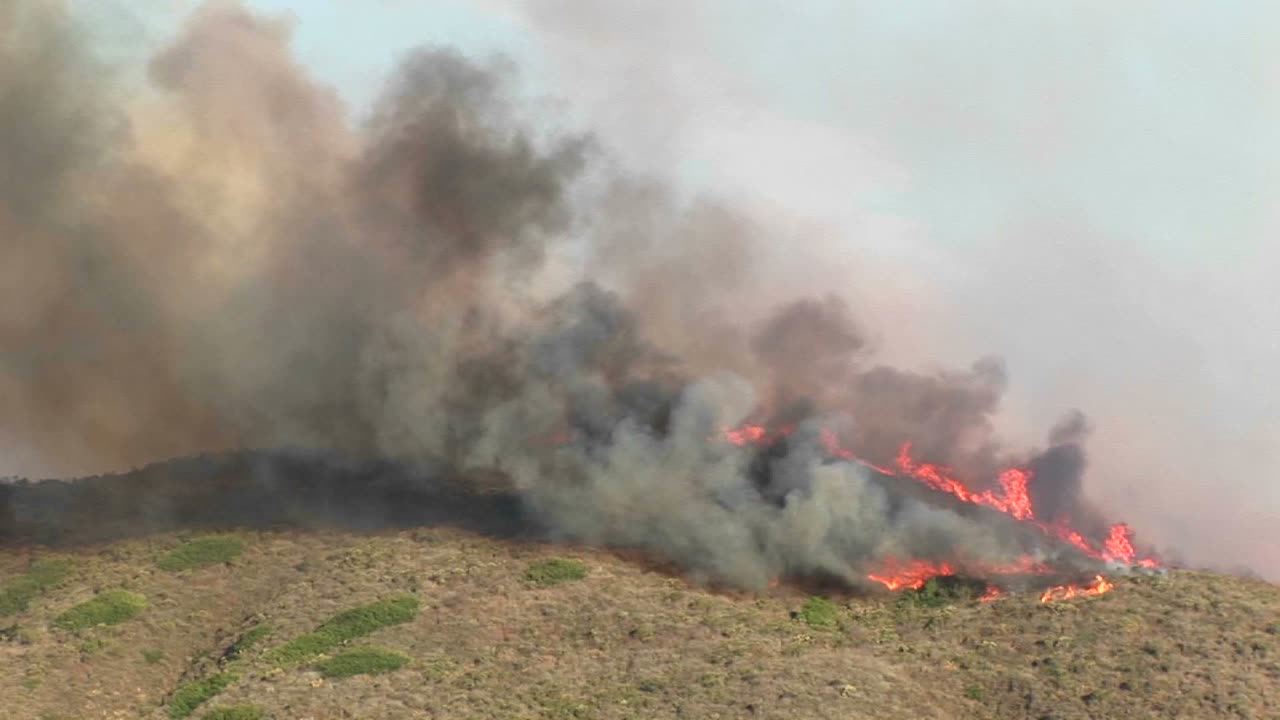 длинные кадры лесных пожаров, горящих на склоне холма в южной калифорнии 2