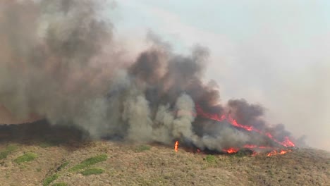 posibilidad remota de incendios forestales que arden en una ladera en el sur de california 2