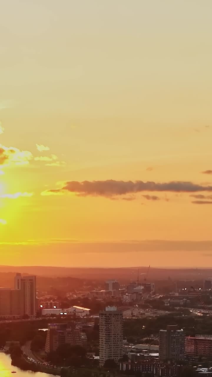 Pôr do sol sobre a cidade com rio em vista aérea capturada nos EUA