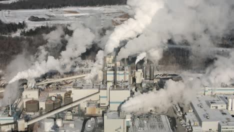 Industrieanlage-Von-Domtar-Mit-Schornstein,-Der-Tagsüber-Dicken-Rauch-Ausstößt,-In-Quebec,-Kanada