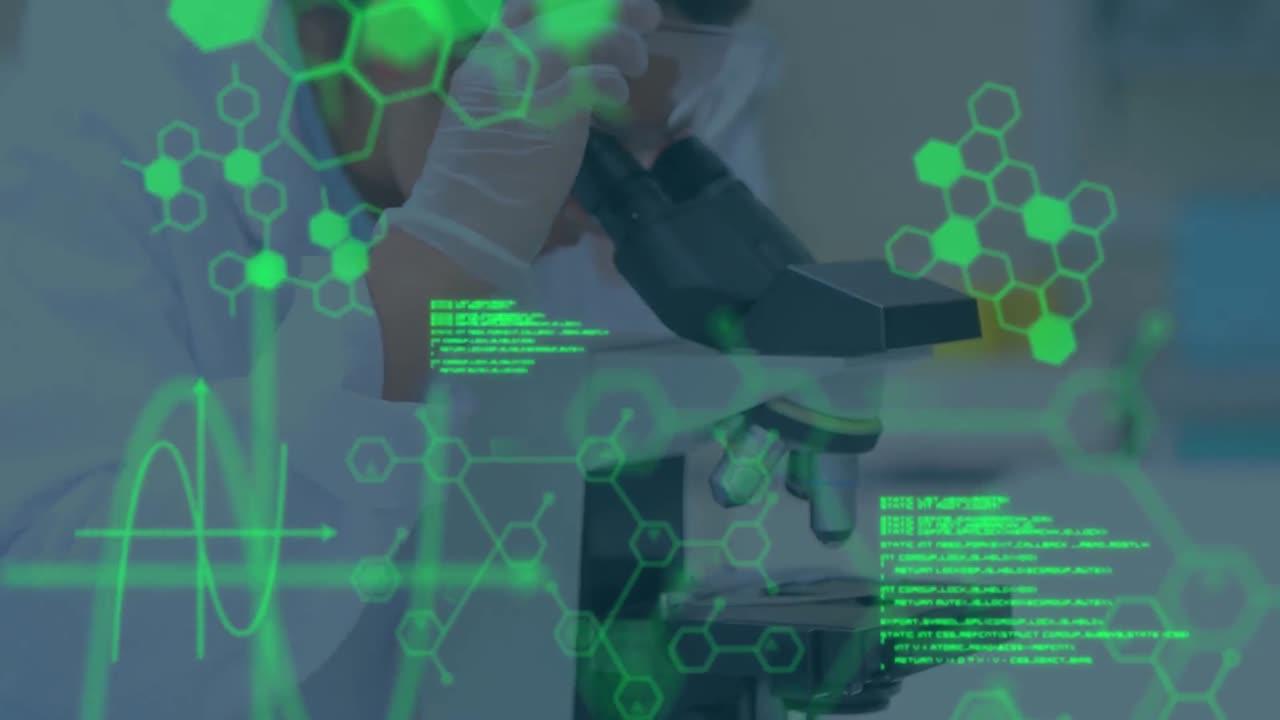 animación del procesamiento de datos sobre una científica caucásica usando un microscopio
