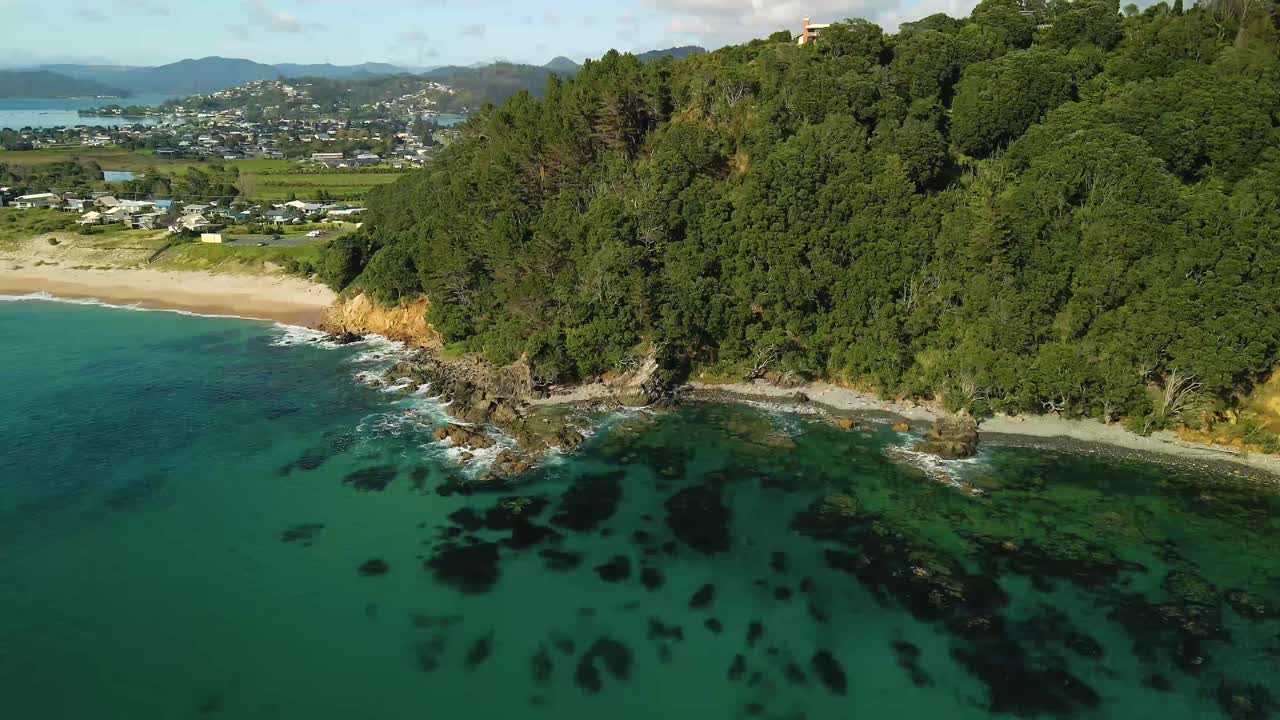 뉴질랜드 코로만델에 있는 선원들의 무덤 위로 날아가는 항공 영상
