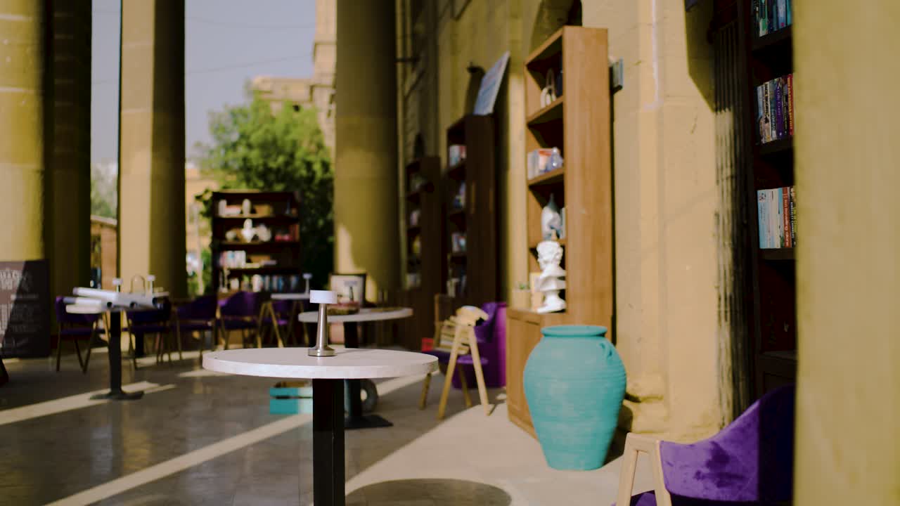 Tavolini all'aperto di un caffè con tavoli rotondi e mensole