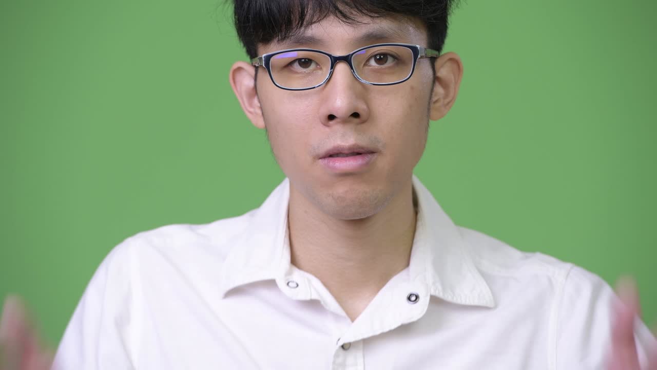 젊은 아시아 사업가들은 귀를 고 악한 개념을 듣지 않습니다.