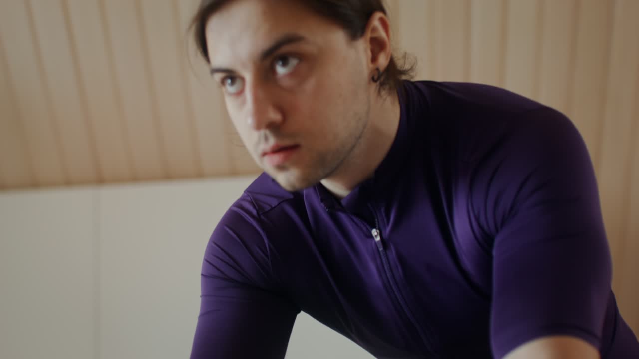 보라색 사이클링 유니폼을 입은 남자