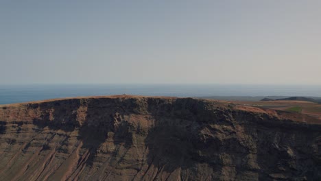 Vista-Aérea-De-La-Pintoresca-Costa-De-Lanzarote,-Islas-Canarias,-España