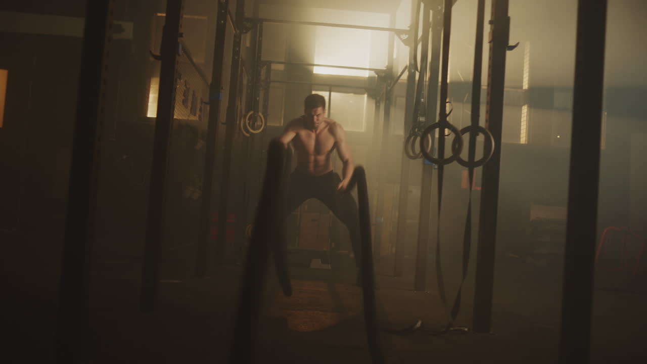 Uomo che lavora in una palestra