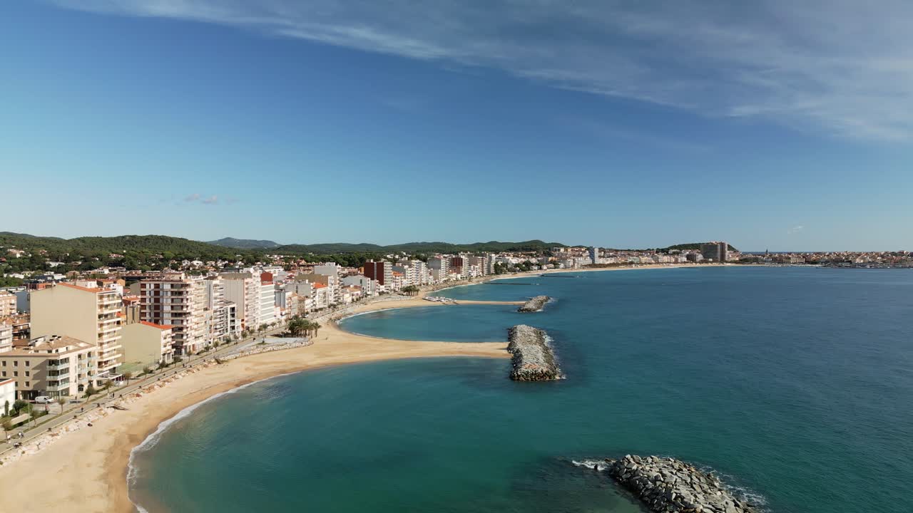 una ciudad costera en costa brava, españa