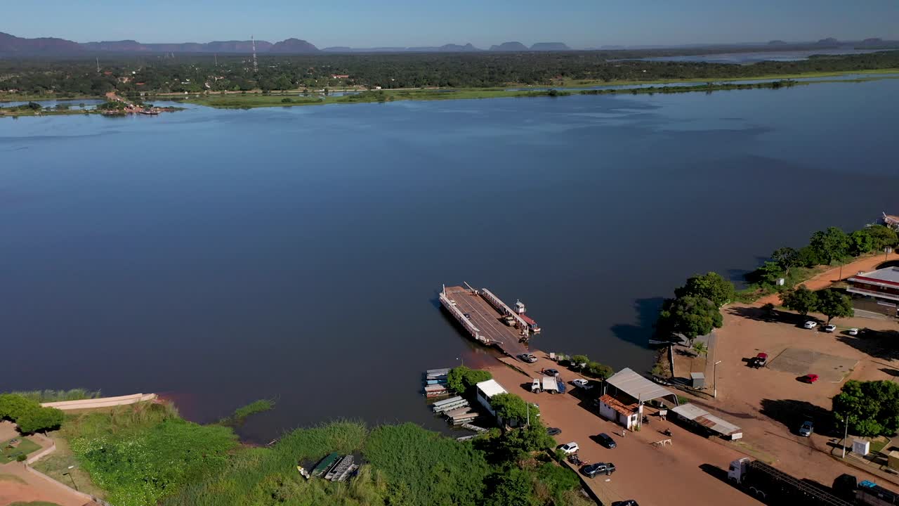 vista aérea de un ferry que transporta automóviles y camiones entre la frontera de los estados de tocantins y maranhão en el noreste de brasil por río