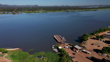 Vista-Aérea-De-Un-Ferry-Que-Transporta-Automóviles-Y-Camiones-Entre-La-Frontera-De-Los-Estados-De-Tocantins-Y-Maranhão-En-El-Noreste-De-Brasil-Por-Río