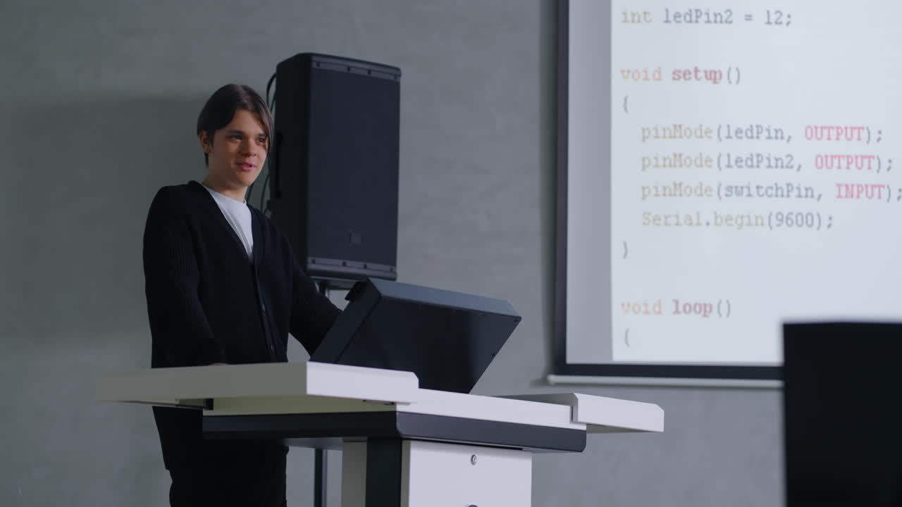 코딩 프로젝트를 발표하는 학생