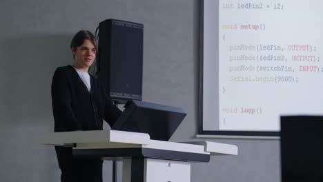 estudiante presentando un proyecto de codificación