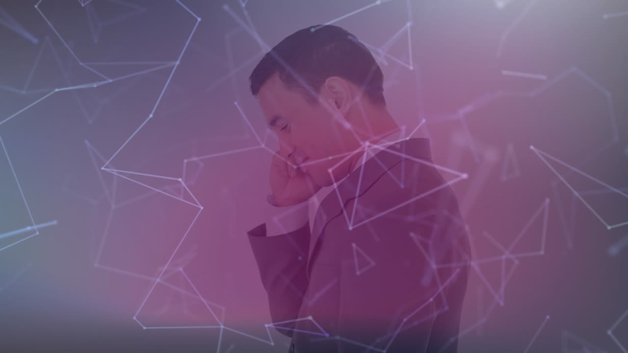 백그라운드에서 스마트 폰으로 이야기하는 사업가에 대한 연결 네트워크의 애니메이션