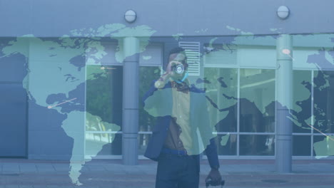 animación del mapa del mundo y conexiones con el hombre con máscara facial bebiendo café caminando por la calle