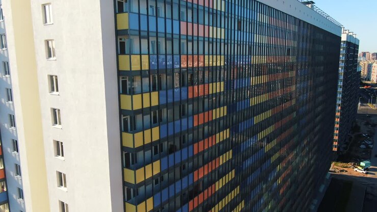 Fachada colorida de edificio de apartamentos de varios pisos