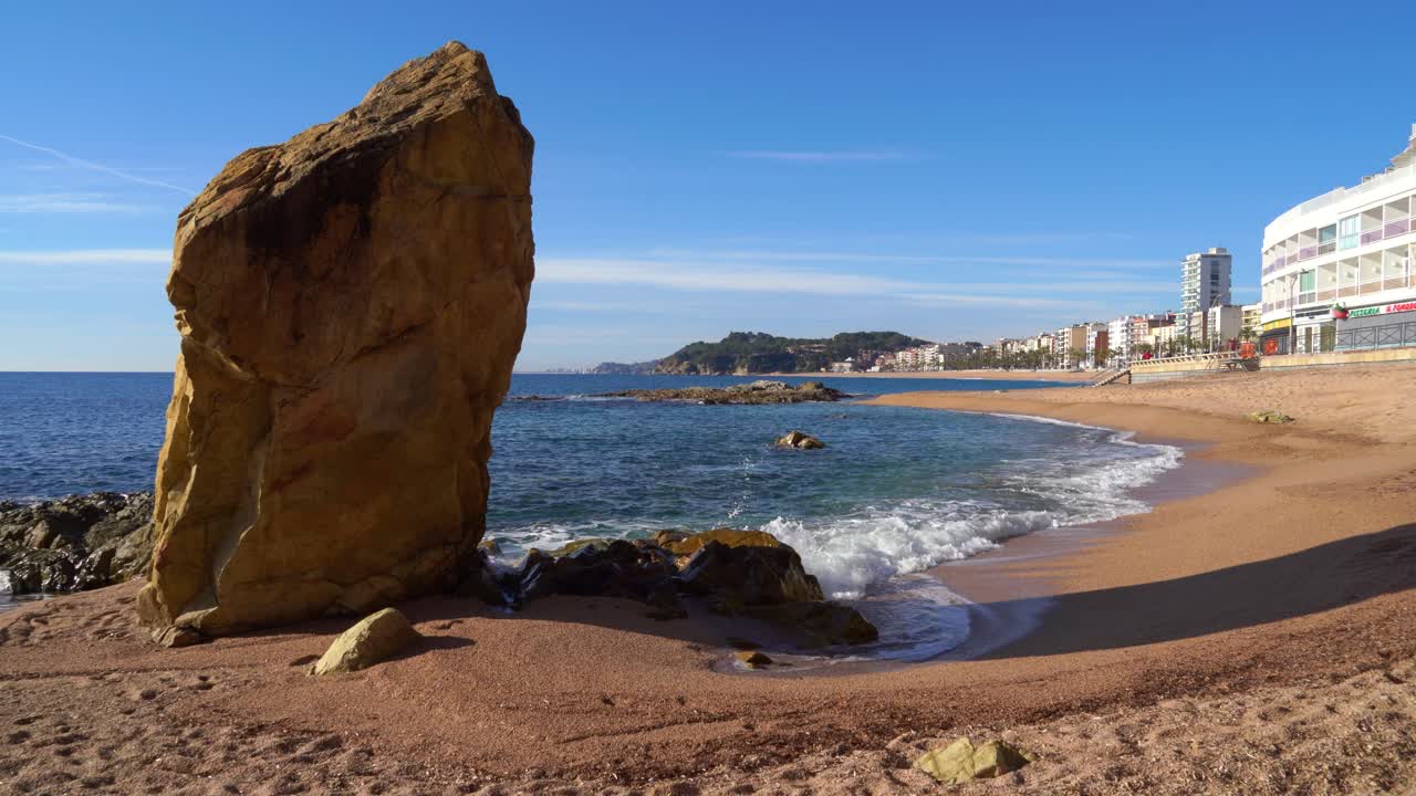 Strand- og klippeparadis Lloret de Mar, kyststi, strandudsigt, middelhavets turkisblå bugt. Ibiza, Mallorca.