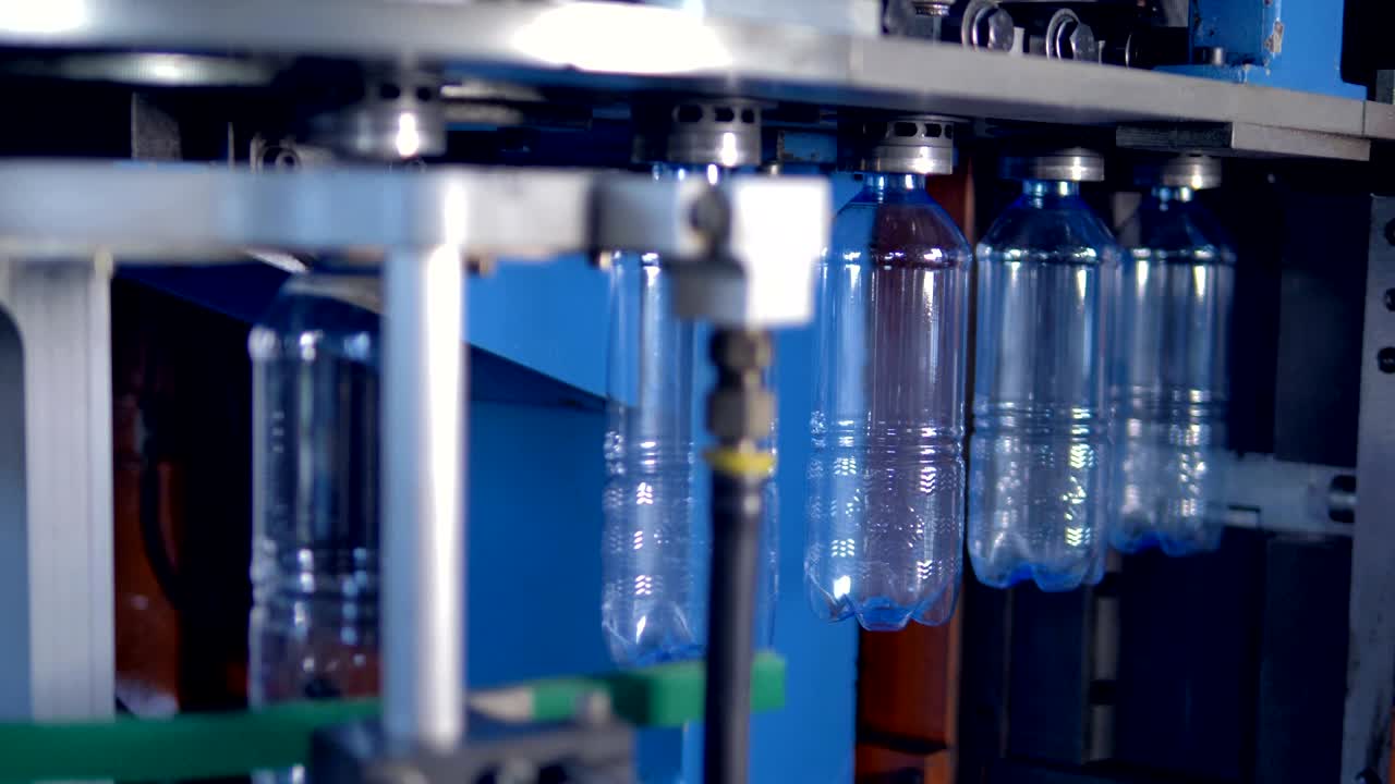 botellas de mascotas terminadas llevadas después del moldeo.