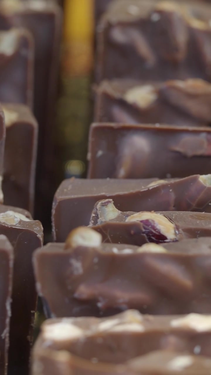 Primo piano di tavolette di cioccolato al latte gourmet con frutta secca
