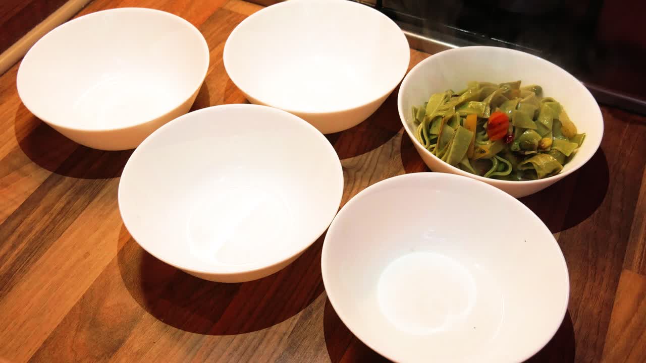 집에서 만든 요리사는 준비된 음식을 그릇에 담는다