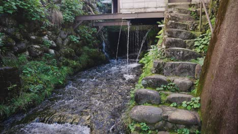 escalera de piedra antigua oculta en un callejón trasero japonés en la ciudad de gujo hachiman, gifu