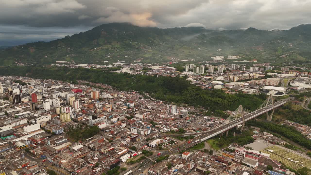 Ripresa con drone in stile viaggio della Colombia, che cattura ambienti urbani e naturali.