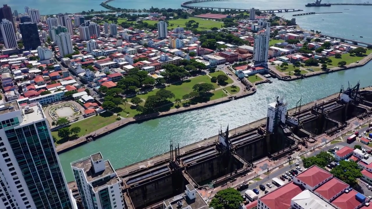 Vista aerea delle chiuse del Canale di Panama e di Panama City