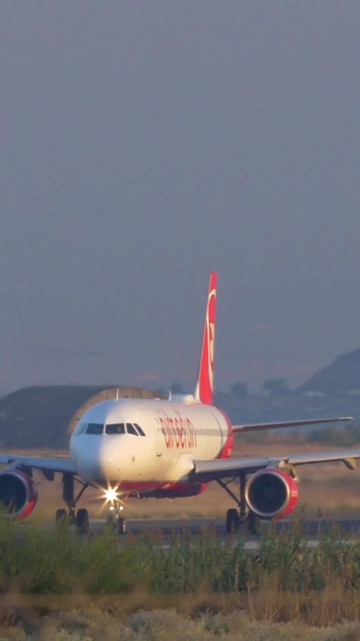 Aereo passeggeri Air Berlin in rullaggio sulla pista dell'aeroporto