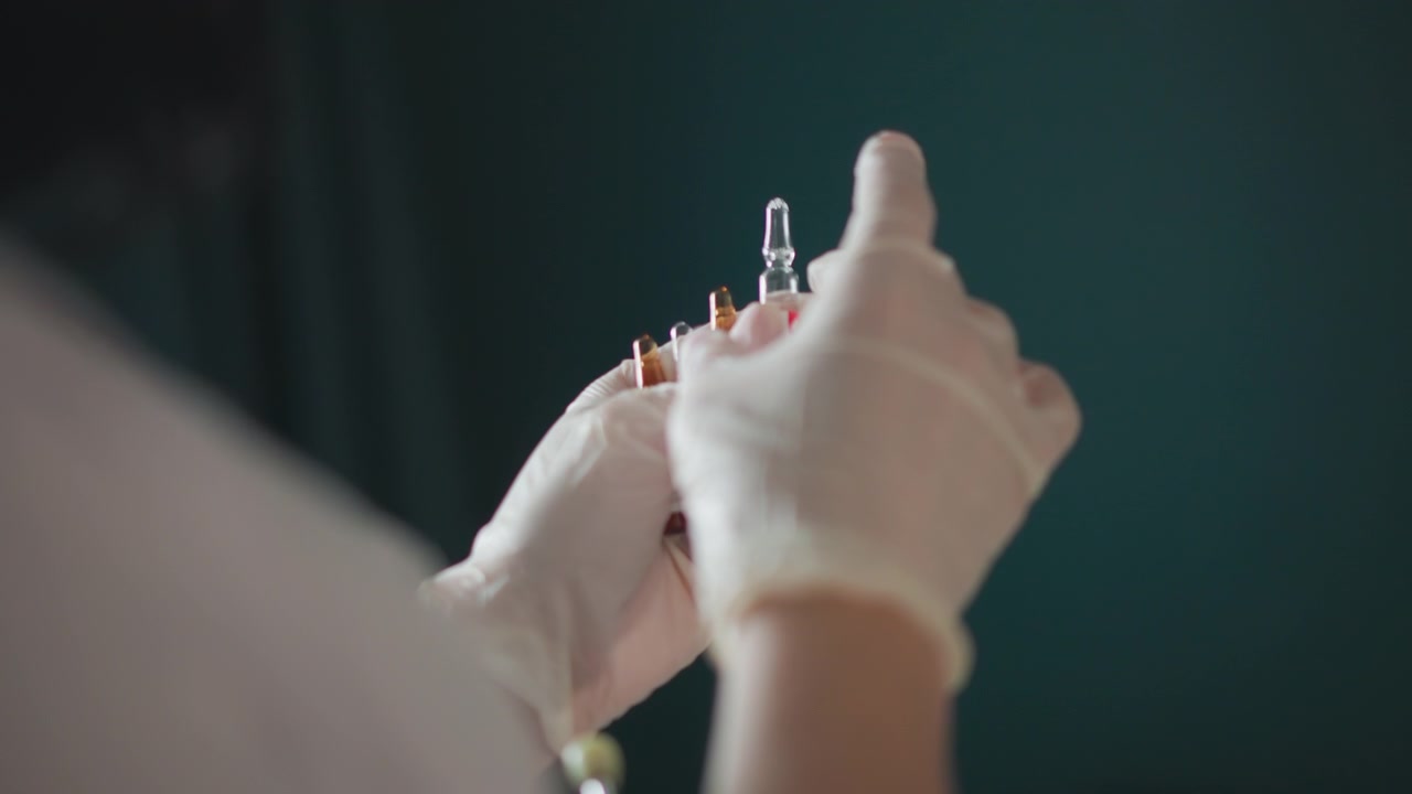 Scenario di assistenza domiciliare con processo di iniezione sterile. Preparazione di un'ampolla per iniezione utilizzando una tecnica sterile a casa. Procedure sterili mirate per la preparazione dell'ampolla nell'ambiente di assistenza domiciliare.