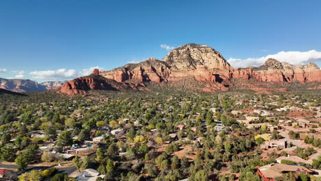 Aufschlussreiche-Filmische-Drohnenaufnahme-Von-Bergen-Und-Häusern-In-Sedona,-Arizona