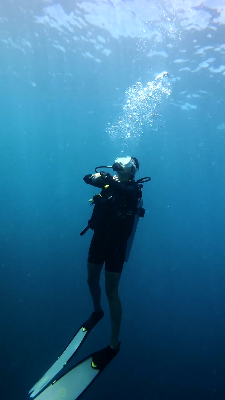 Mergulhador explorando o mundo subaquático
