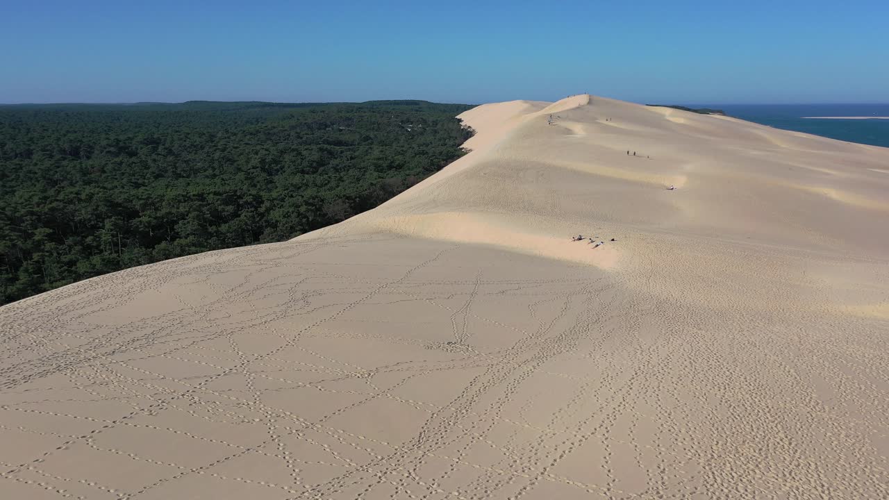 la duna de pilat en la cuenca de arcachon, francia, en cap ferret, con una altura de 110 metros y personas caminando debajo, fotografía aérea.