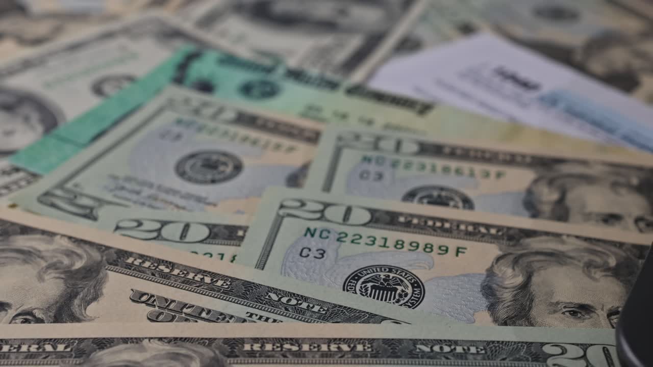 u.s. formulario de declaración de impuestos sobre la renta individual 1040 y billetes de dólar pagan impuestos