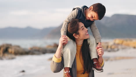 madre, llevando al niño y feliz en la playa