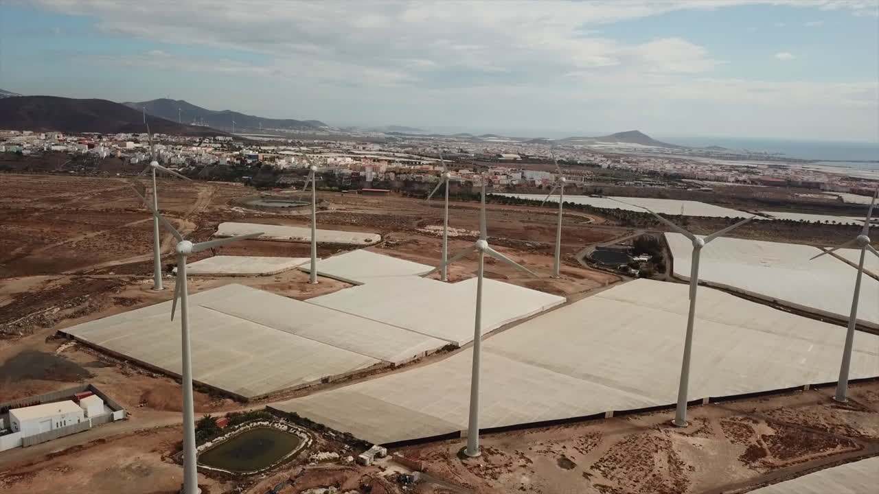 vista general de aerogeneradores en un parque eólico en la isla de gran canaria, islas canarias