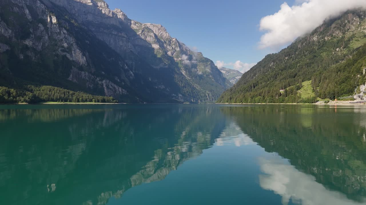 Le lac de montagne serein avec la réflexion des bateaux