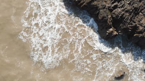 Drone-Volando-Por-La-Orilla-Del-Mar-Playa-De-Irlanda