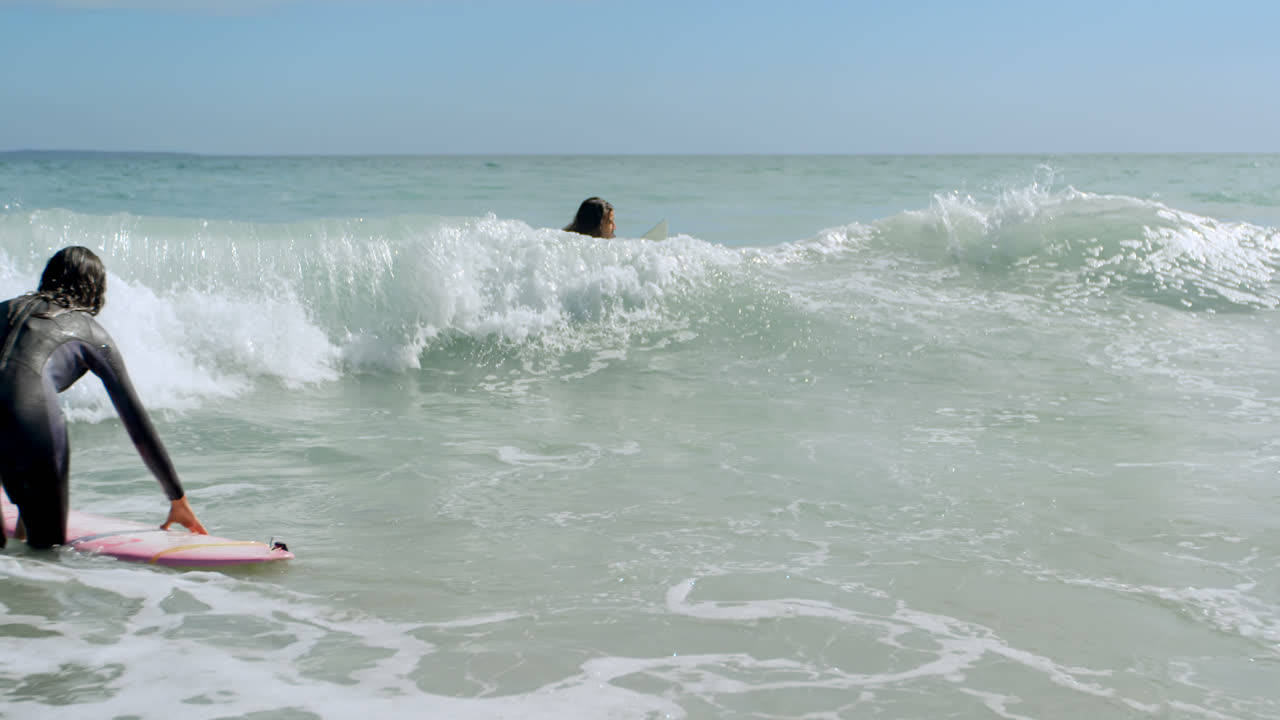 바다에서 재미있는 커플 4k