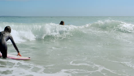 pareja divirtiéndose en el mar 4k