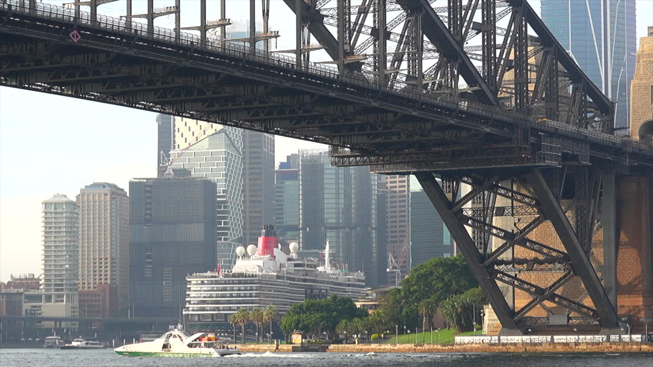 페리가 시드니 하버 브리지 아래를 지나가고 기차도 건너갑니다, 호주