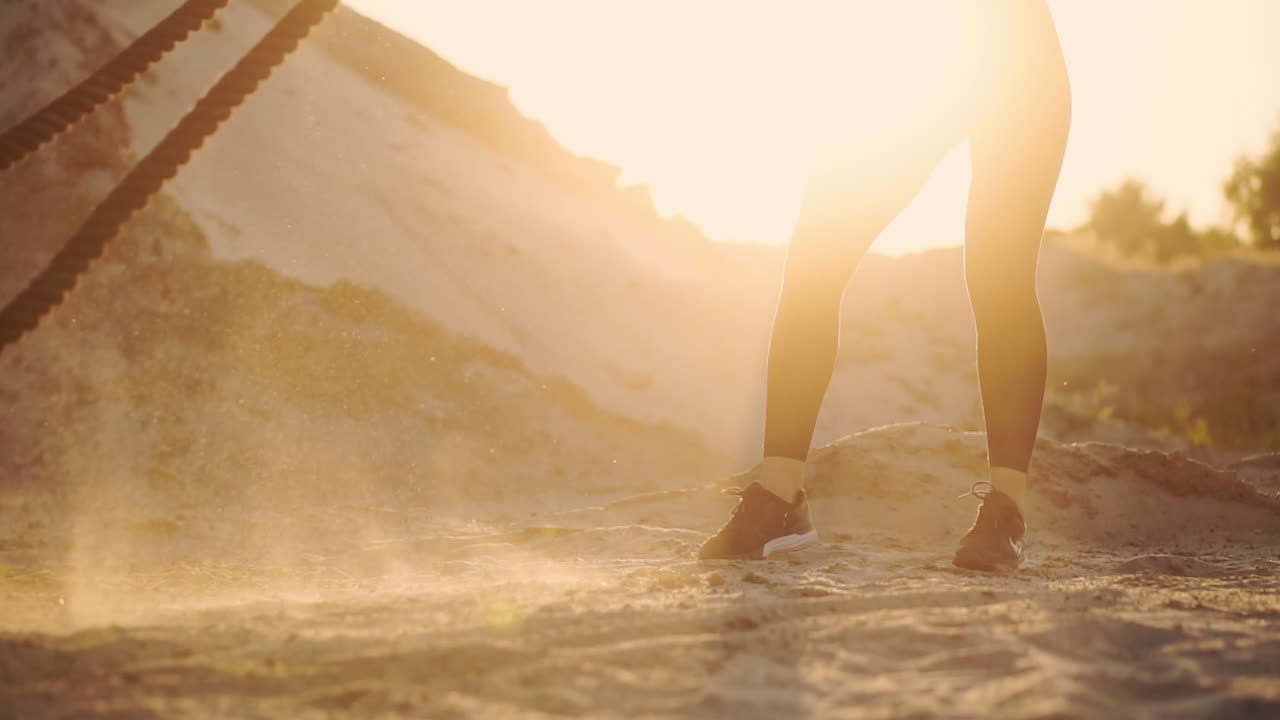 운동선수 여성이 야외에서 로프로 크로스 ⁇  운동을 하고 있습니다.