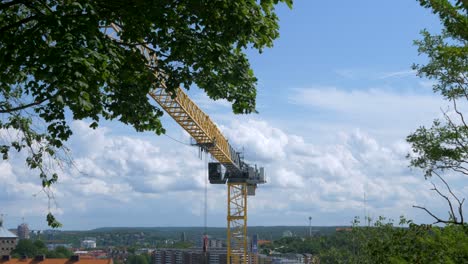 Gelber-Kranich,-Der-In-Göteborg,-Schweden,-Von-Rechts-Nach-Links-Schwingt