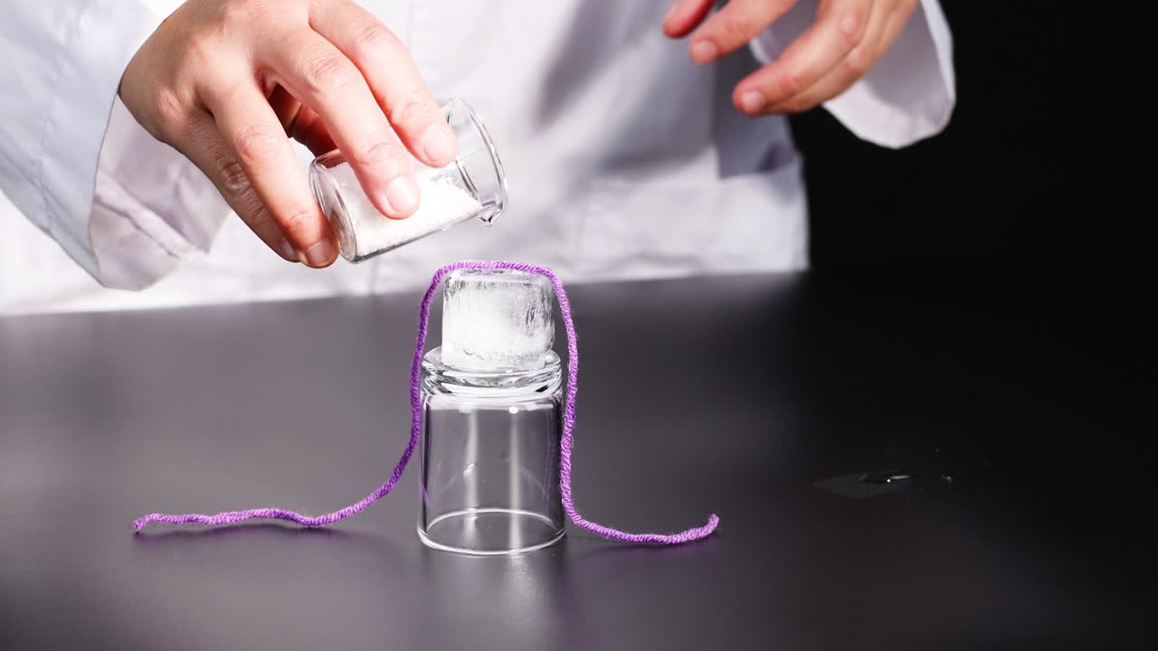 과학 실험: 소금과 얼음을 사용하여 동결점 침체를 보여주는 실험.