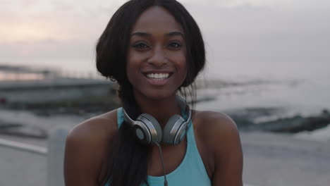 Retrato-De-Una-Hermosa-Mujer-Afroamericana-Sonriendo-Alegre-Disfrutando-Del-Atardecer-Junto-Al-Mar