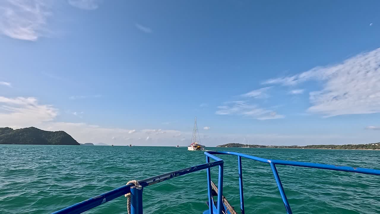 배 에서 바다 를 바라보는 모습