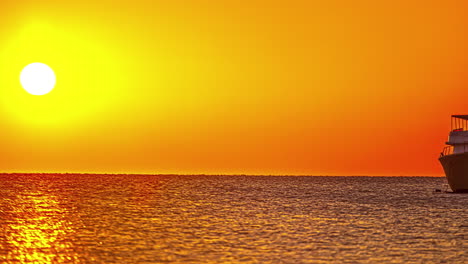 amanecer y un barco durante un lapso de tiempo