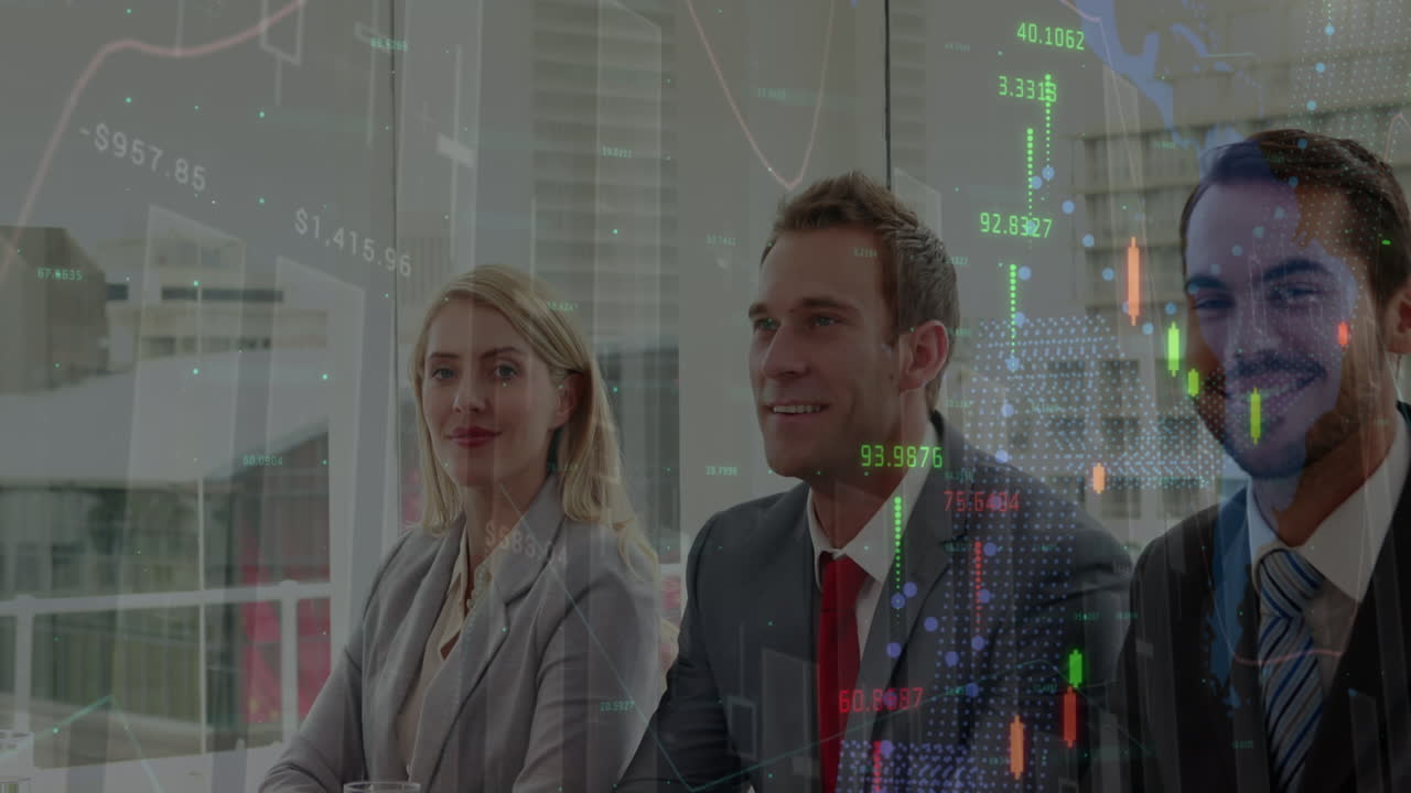 animação da interface digital e processamento de dados financeiros sobre empresários caucasianos