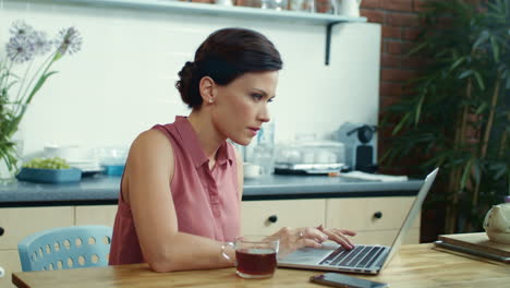 Business-woman-working-on-laptop-in-home-office.-Female-freelancer-getting-idea.