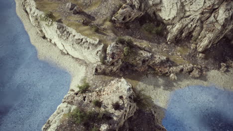 vista aérea desde un avión no tripulado de una isla rocosa en el océano atlántico