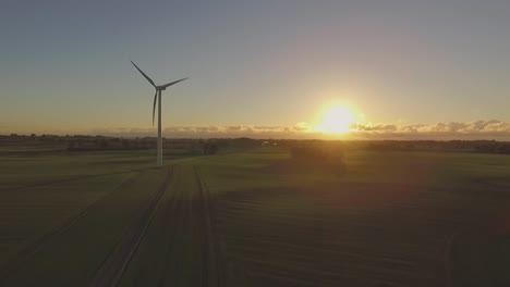 Foto-De-Una-Turbina-Eólica-Durante-La-Puesta-De-Sol,-Girando-Y-Creando-Energía-Renovable