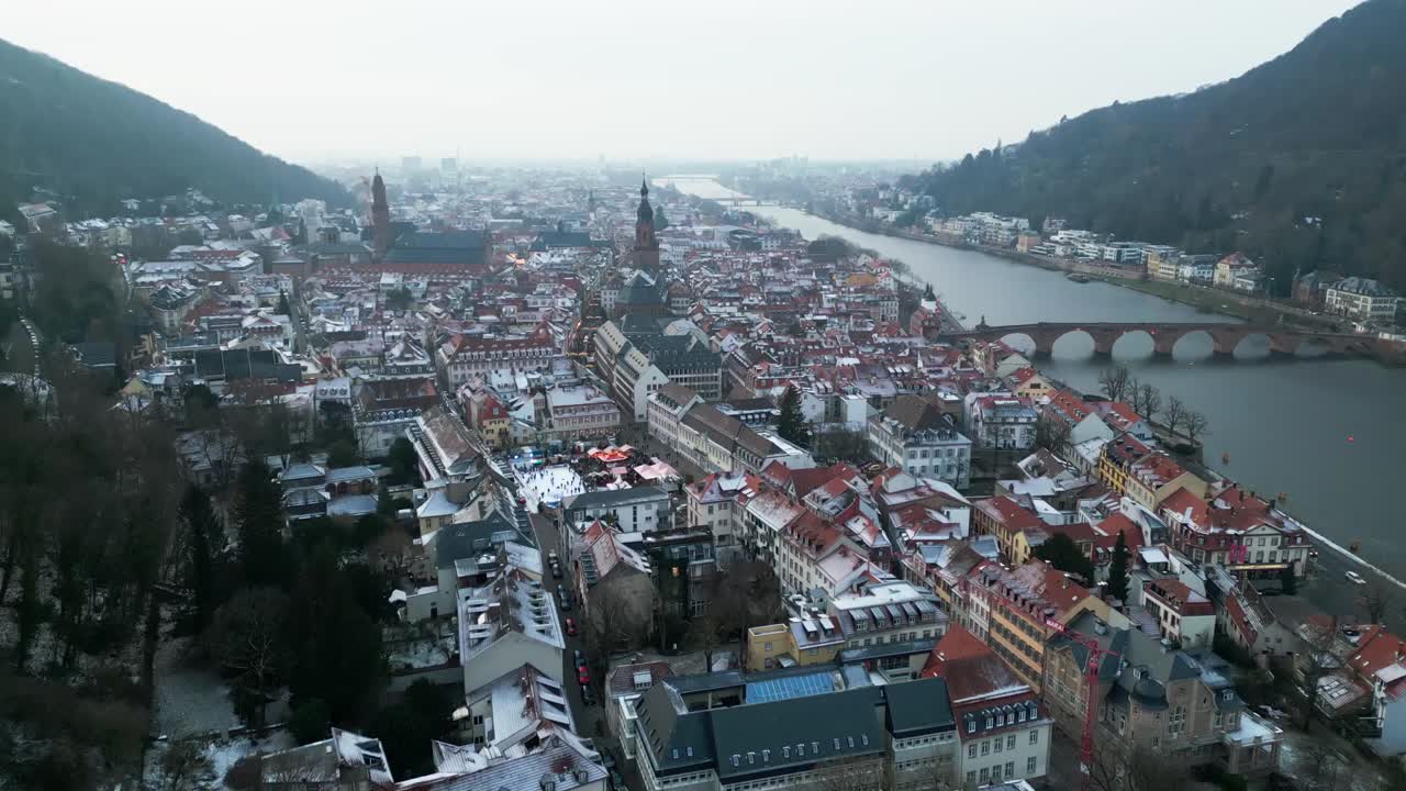 Vista aerea con drone della città di Heidelberg in inverno, che mostra gli edifici storici, il castello e i tetti spolverati di neve. Perfetta per viaggi, turismo e paesaggi urbani panoramici.